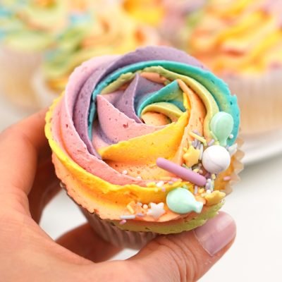 How to pipe rainbow cupcakes tutorial