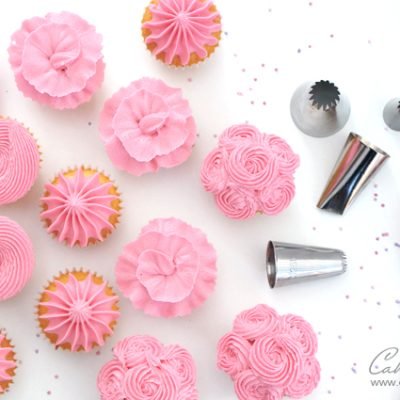 piping mini cupcakes