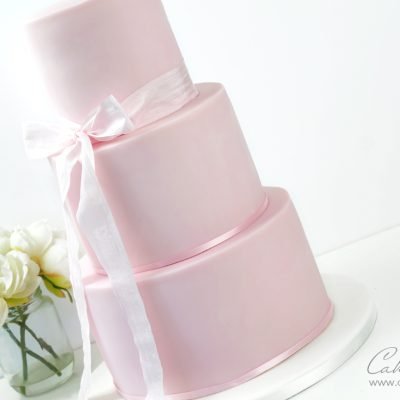 How to stack and dowel a tiered cake